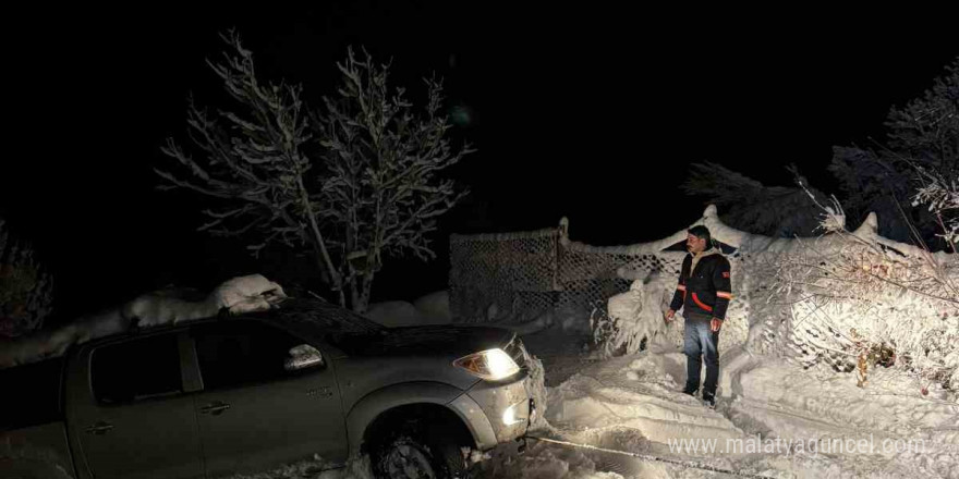 Artvin’de içerisinde hasta olan köy servisi kara saplandı, yardımına ekipler yetişti