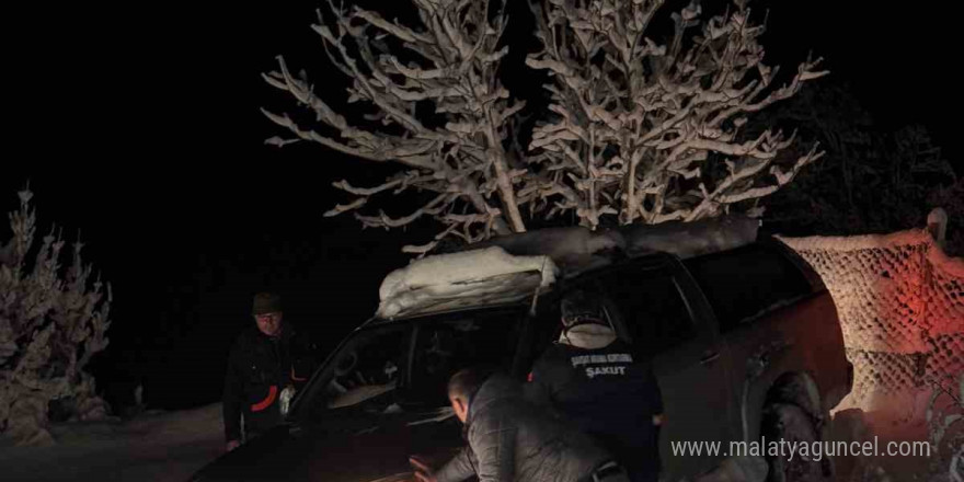 Artvin’de içerisinde hasta olan köy servisi kara saplandı, yardımına ekipler yetişti