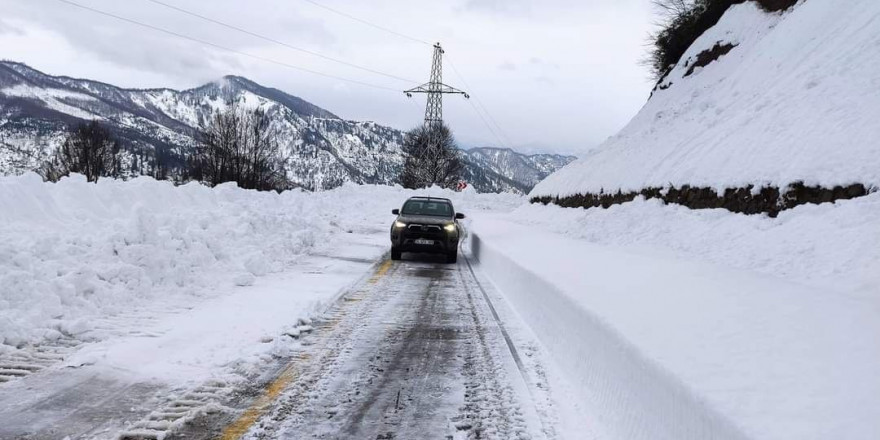 Artvin’de kar kalınlığı 1,5 metreyi bulan Camili yolu ulaşıma açıldı