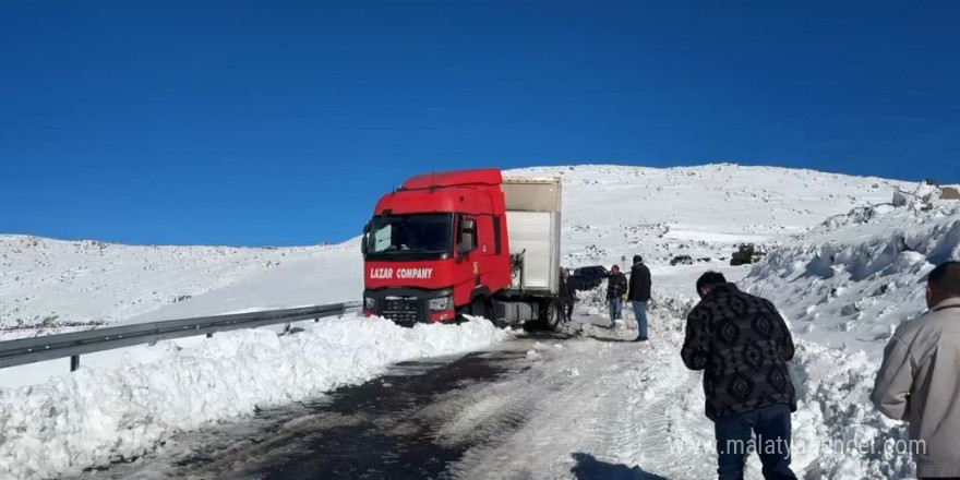 Artvin’de kar yağışı sürücülere zor anlar yaşattı