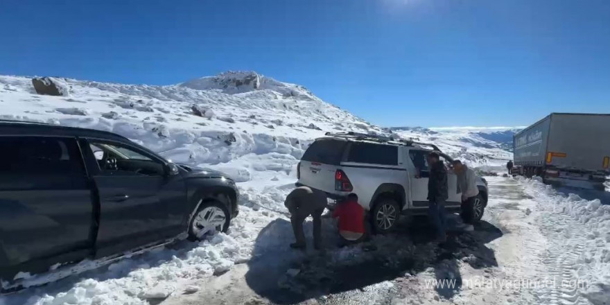 Artvin’de kar yağışı sürücülere zor anlar yaşattı