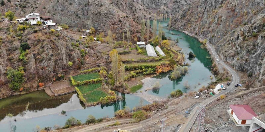 Artvin’de köprü baraj suları altında kalınca köylüler ulaşımı teleferikle sağlıyor