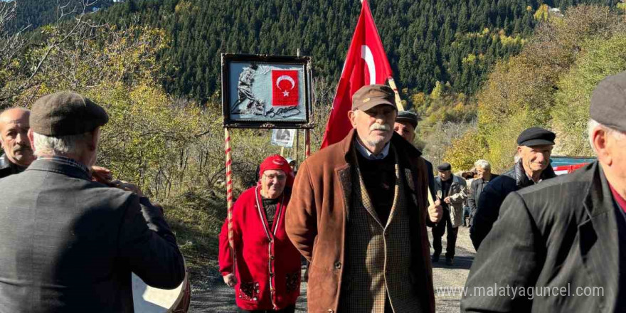 Artvin’de köy okulu kapanınca Cumhuriyet Bayramı’nı yaşlılar kutladı