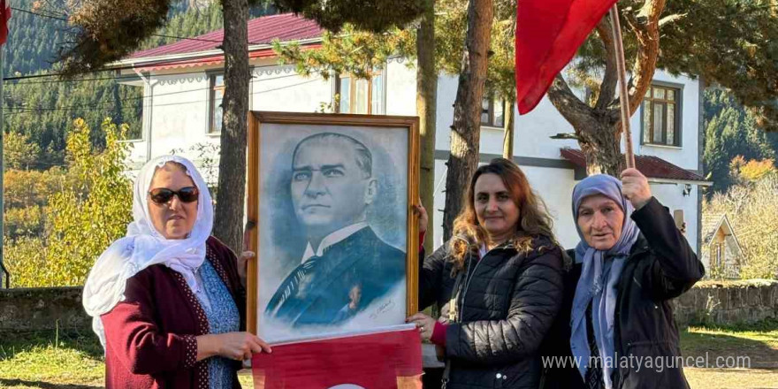 Artvin’de köy okulu kapanınca Cumhuriyet Bayramı’nı yaşlılar kutladı