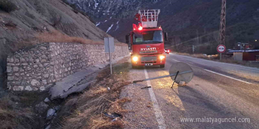 Artvin’de otomobil trafik levhasına çarptı: 3 yaralı