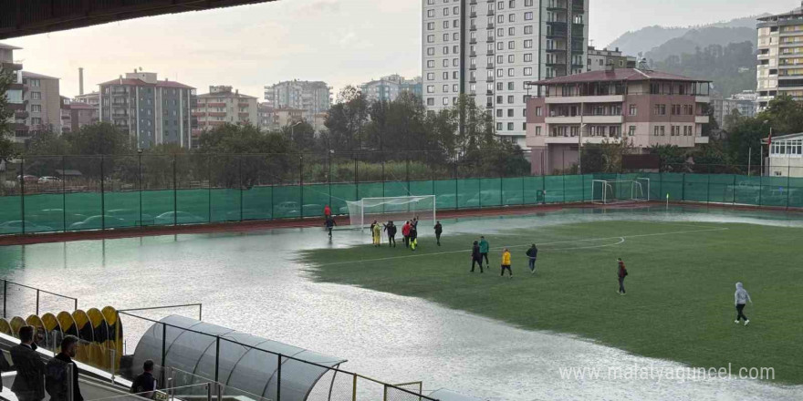 Artvin’de şiddetli yağış nedeniyle 3. Lig maçı ertelendi