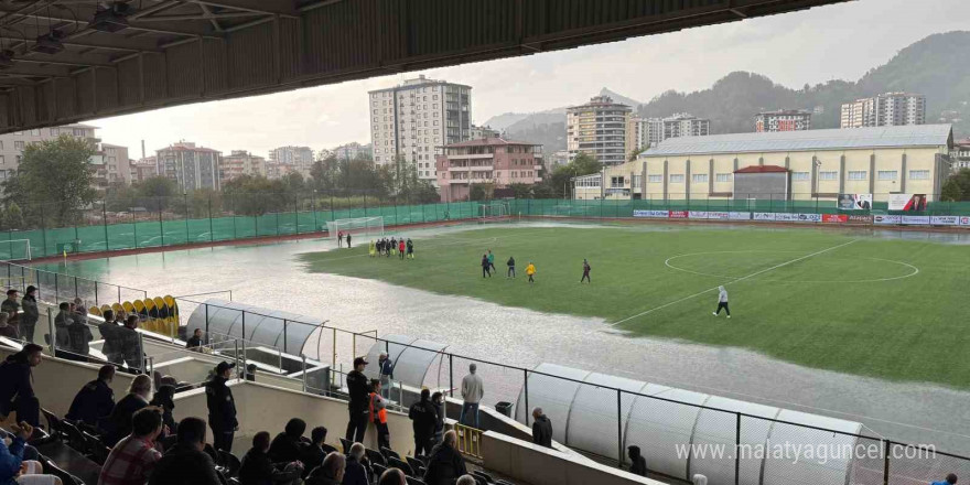 Artvin’de şiddetli yağış nedeniyle 3. Lig maçı ertelendi