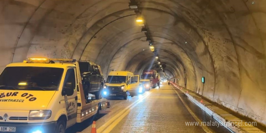 Artvin’de tünel girişinde heyelan: Yol trafiğe kapandı