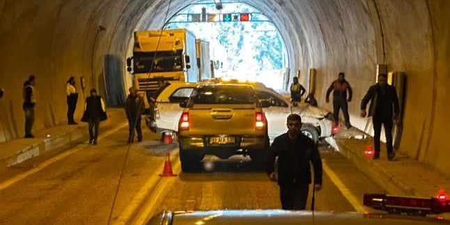 Artvin’de tünel içinde trafik kazası: Biri bebek 3 yaralı