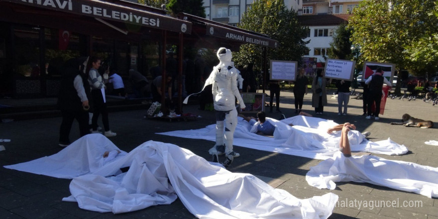 Artvin’de üniversite öğrencilerinden Filistinli çocuklar için kefenli protesto