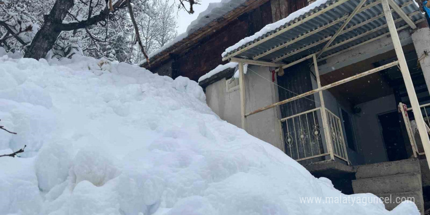 Artvin’in Bıçakçılar köyünde kış zorluklarla geçiyor: Kar kalınlığı 3 metreyi aştı