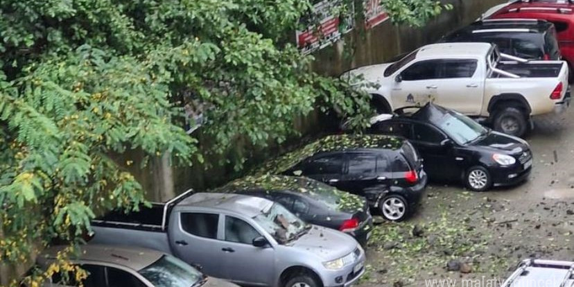 Artvin’in Hopa ilçesinde yamaçtan kopan kayalar park halindeki 7 araca hasar verdi