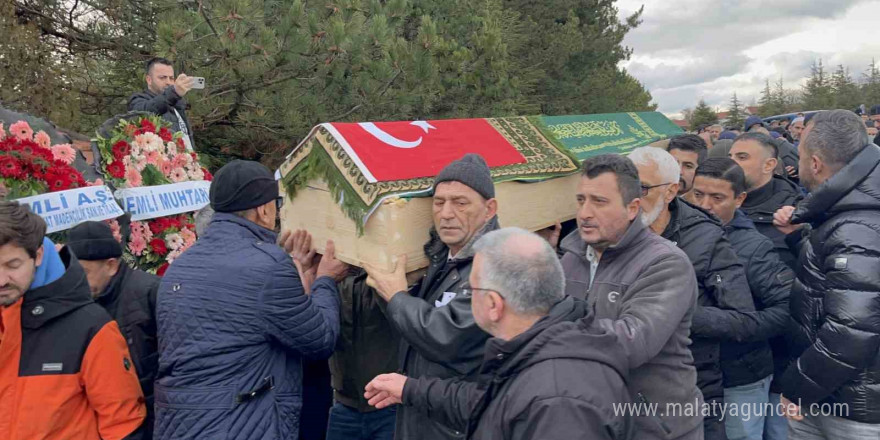 Asansör boşluğuna düşerek hayatını kaybeden muhtar son yolculuğuna uğurlandı