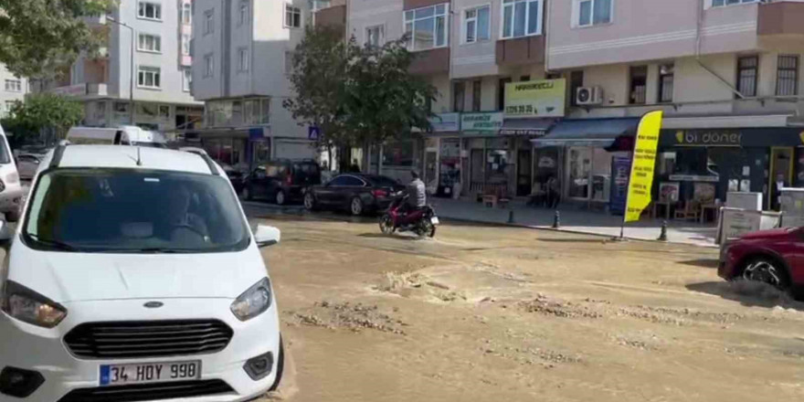 Asfalt yerinden söküldü, cadde sular altında kaldı