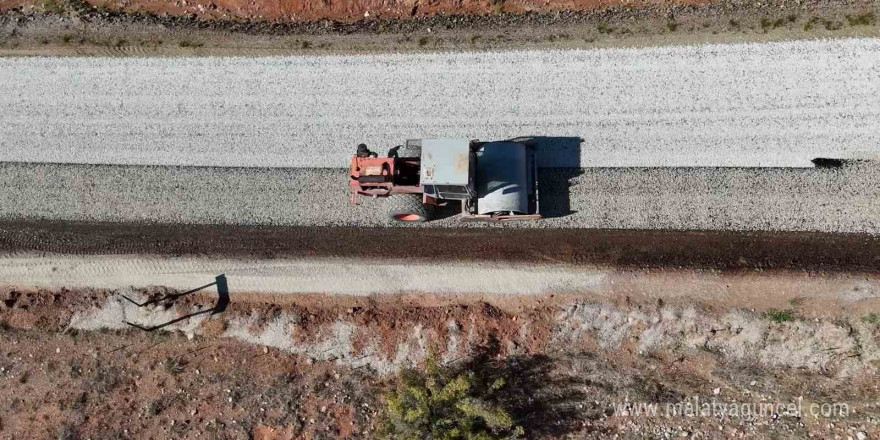 Asfaltlanan yol köylünün yüzünü güldürdü: 