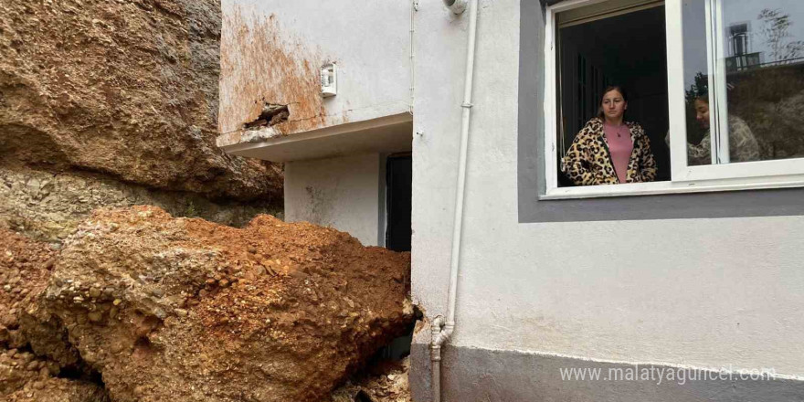 Aşırı yağış sebebiyle kopan kaya parçası evin kapısına çarptı