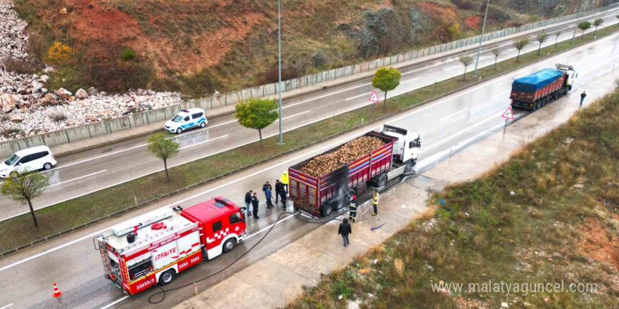 Aşırı yük tırın lastiklerini tutuşturdu