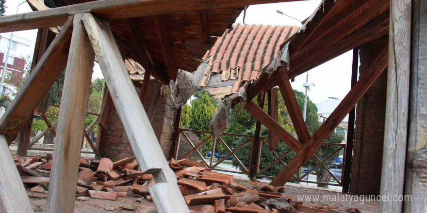 Asırlarca ayakta durdu, tadilat yapıldıktan sonra birkaç yağmurda yere çöktü