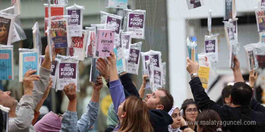 Asırlık çınarlar kitap açtı, 5 bin kitap 5 dakikada toplandı