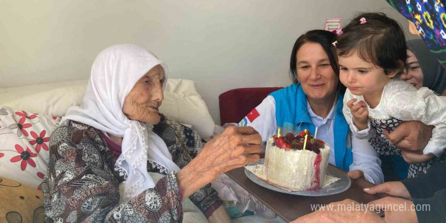 Asırlık Emine nineye doğum günü sürprizi