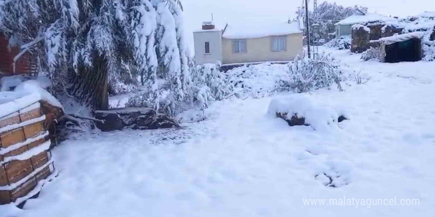 Aşkale’de 2 bin 400 rakımdaki köyler beyaza büründü