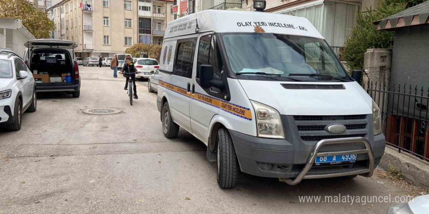 Askerden izne gelen oğlunu yatağında ölü buldu