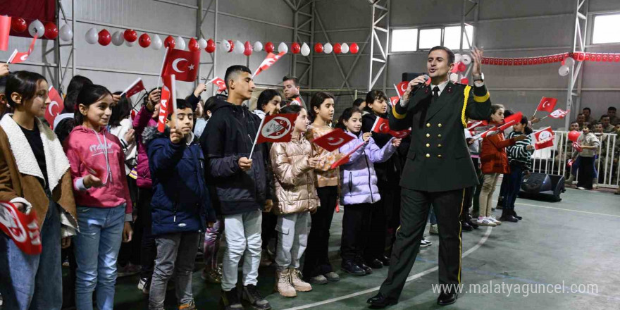 Askeri bando takımından sınırda görev yapan Mehmetçik ve öğrencilere konser