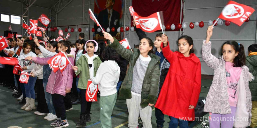 Askeri bando takımından sınırda görev yapan Mehmetçik ve öğrencilere konser