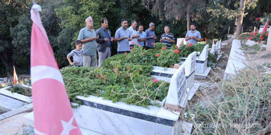 ’Asrın felaketi’nde 500’e yakın insanın hayatını kaybettiği mahallede depremin gerçekliğini mezarlık gösteriyor