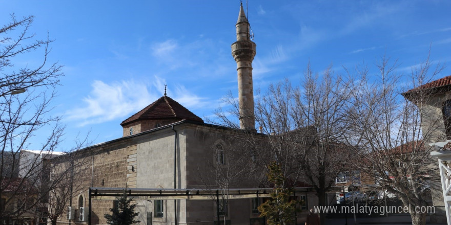 Asrın felaketinde hasar gören 6 asırlık cami, ibadete açılacağı günü bekliyor