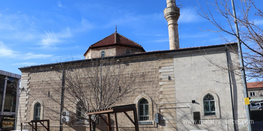 Asrın felaketinde hasar gören 6 asırlık cami, ibadete açılacağı günü bekliyor