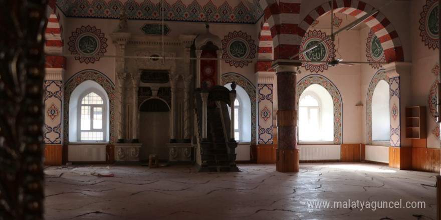 Asrın felaketinde hasar gören 6 asırlık cami, ibadete açılacağı günü bekliyor