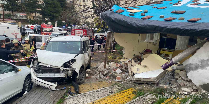 Ataşehir’de hafif ticari araç önce eve sonra park halindeki araca çarptı: 3 yaralı