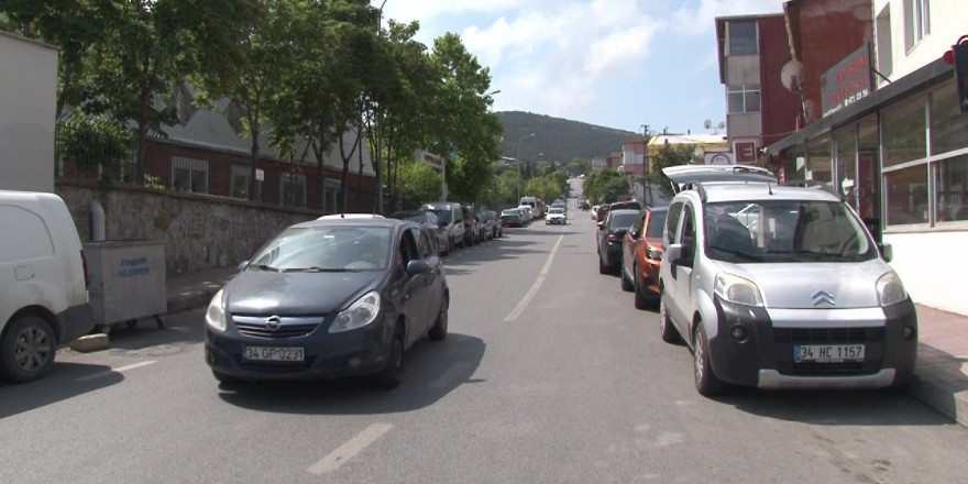 Ataşehir’de park halindeki kamyonetin çalınma anı kamerada
