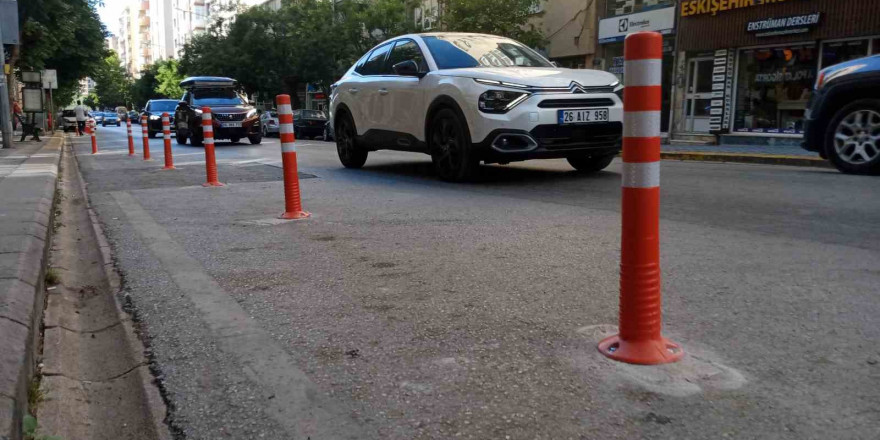 Atatürk Caddesi’ne konulan dubalar tartışma konusu oldu