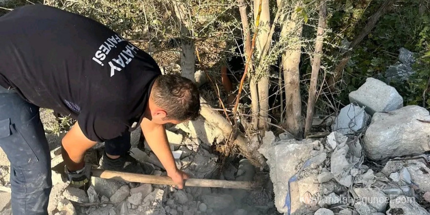 Atık su borusunda mahsur kalan kediyi itfaiye kurtardı