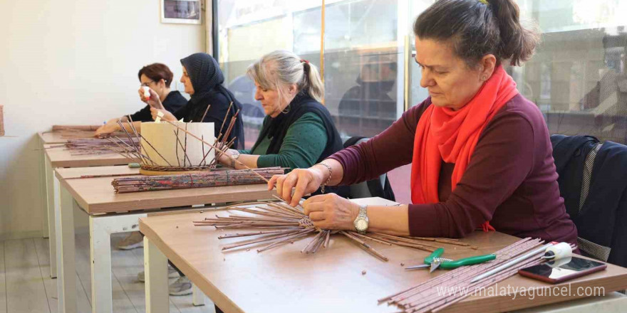 Atıklar ilham veren ellerde ‘sanat’ olarak hayata dönüyor