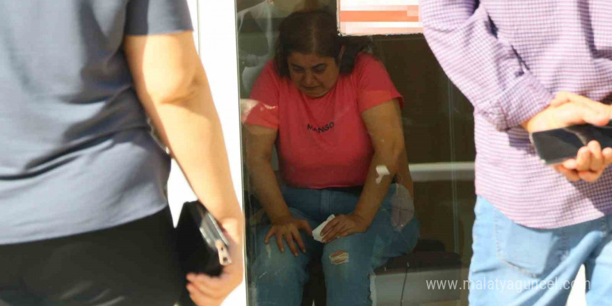 ATM’ye para yatıran kadına kapkaç şoku: Kaptı, kaçamadı