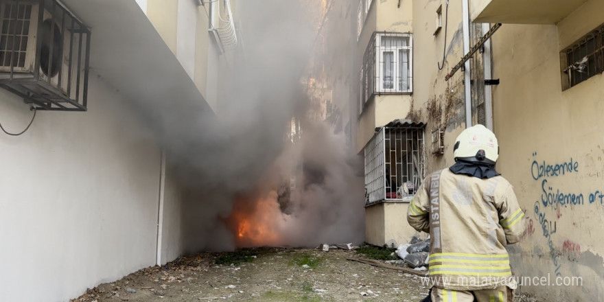 Avcılar’da bina boşluğunda çıkan yangın dairelere sıçradı