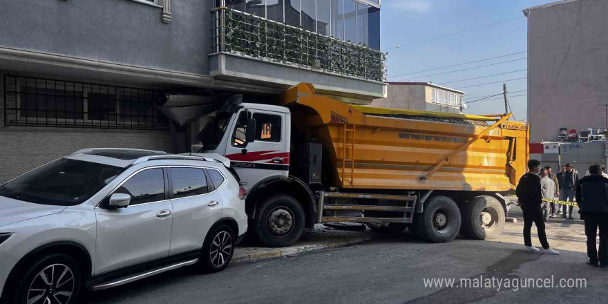 Avcılar’da freni boşalan hafriyat kamyonu önce bir araca çarptı ardından emlak dükkanına girdi