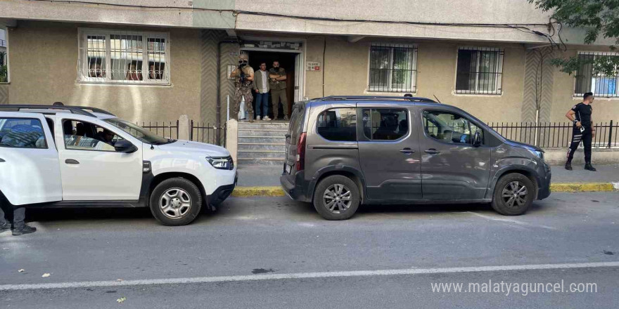 Avcılar’da özel harekat destekli aranan şahıs operasyonu:2 gözaltı