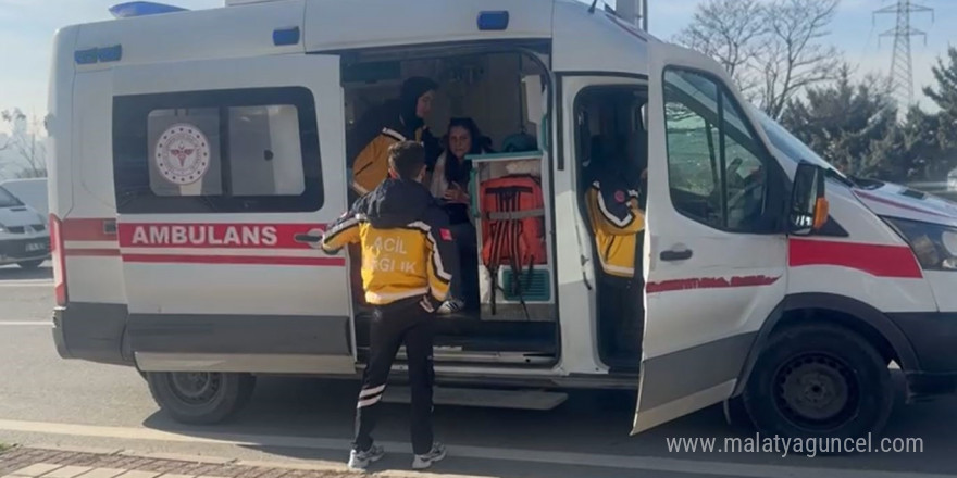 Avcılar’da yol vermeme kavgası kadın sürücü kolundan bıçakladı