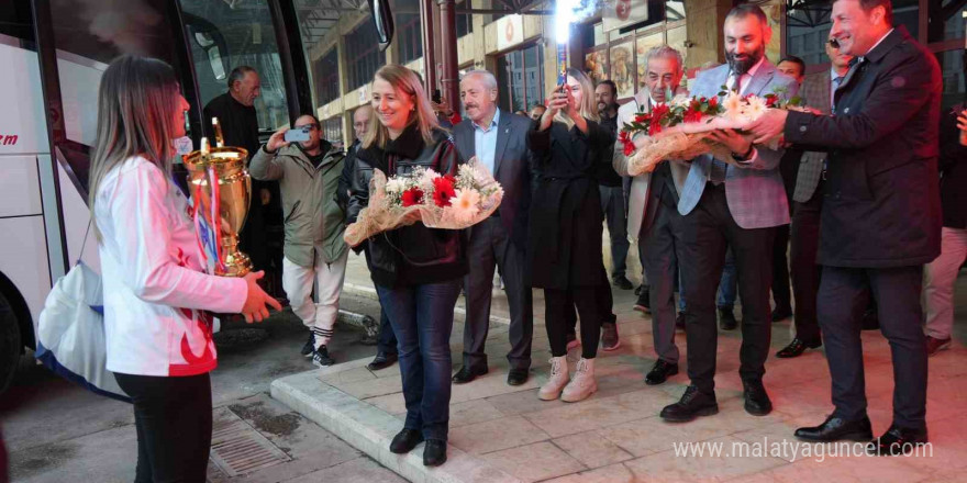 Avrupa şampiyonu Asuman Çığlıoğlu, memleketinde coşkuyla karşılandı