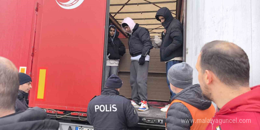 Avrupa’ya kaçmak isteyen göçmenler tır dorsesinde yakalandı