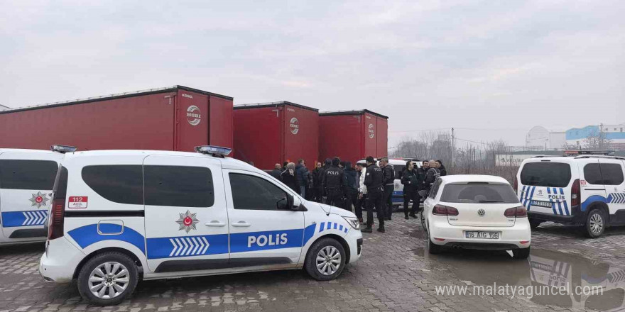 Avrupa’ya kaçmak isteyen göçmenler tır dorsesinde yakalandı