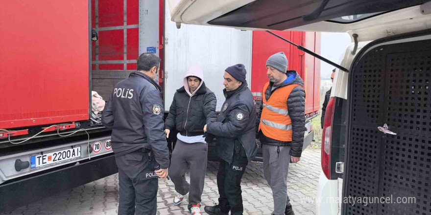 Avrupa’ya kaçmak isteyen göçmenler tır dorsesinde yakalandı