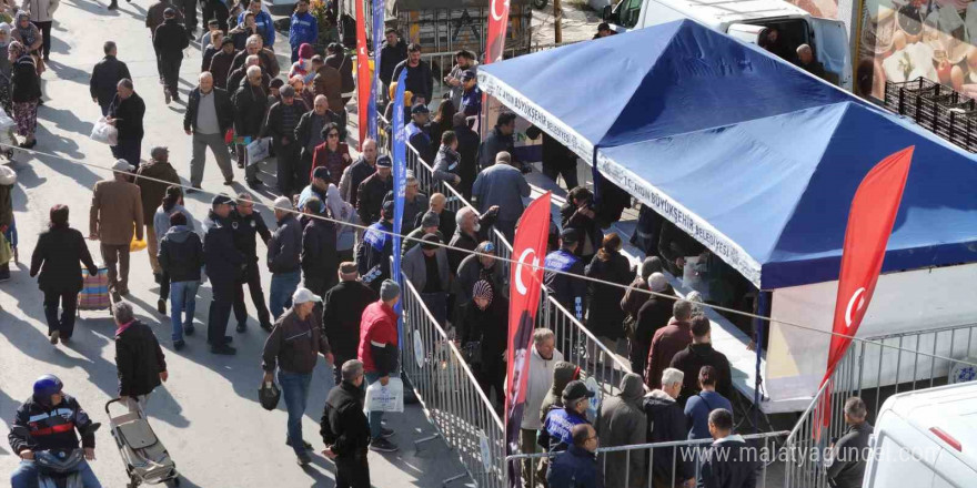 Aydın Büyükşehir Belediyesi’nin ürettiği fideler Sökeli vatandaşlara dağıtıldı