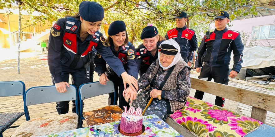 Aydın jandarmasından asırlık çınara doğum günü sürprizi