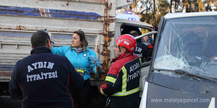 Aydın’da 2 kamyonet çarpıştı: Araçta sıkışan kadını kurtarmak için ekipler seferber oldu