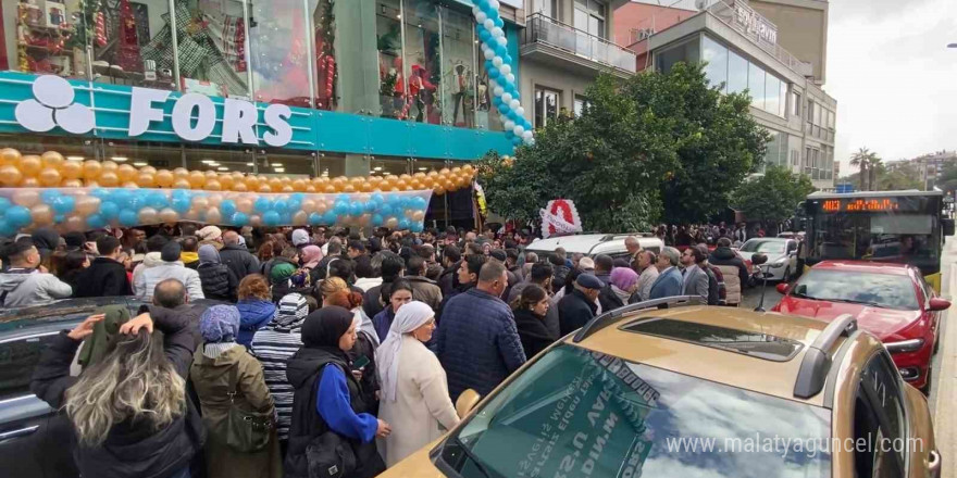 Aydın’da AVM açılışı kaosa dönüştü: Trafik kilitlendi, sıra kavgaları yaşandı